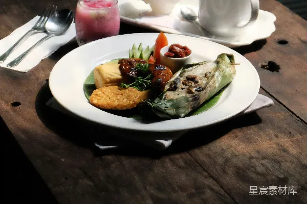高清摄影 木桌上的餐盘