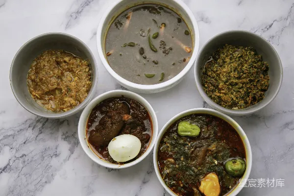 高清摄影 一张桌子上面放着四碗食物