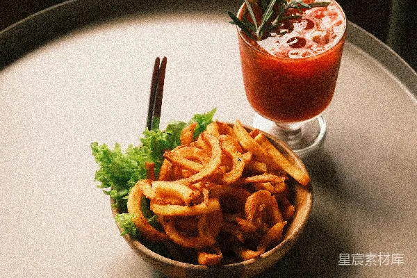 高清摄影 薯条配番茄酱和草莓饮料
