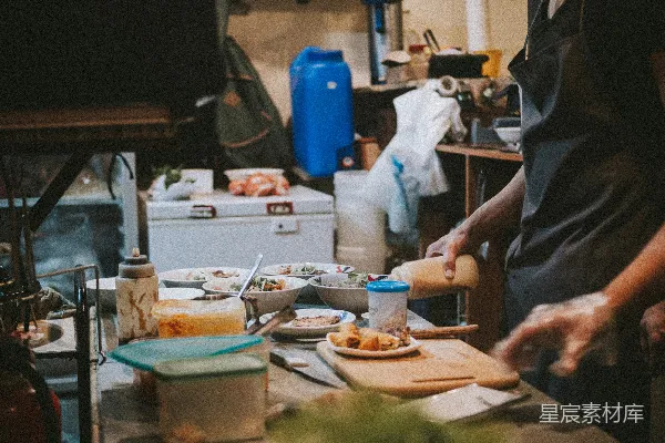 高清摄影 厨房里的人正在砧板上准备食物。