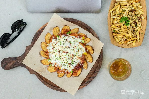 高清摄影 餐桌上的一 plate of french fries 和一片披萨