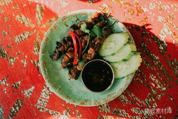 高清摄影 烤肉串配蘸 sauce 和黄瓜。