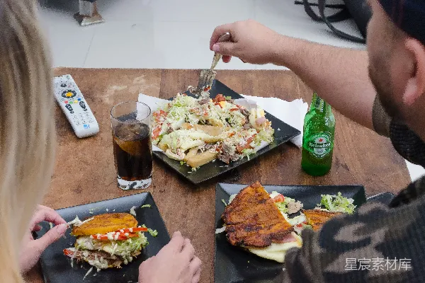 高清摄影 手持餐叉和面包刀的人