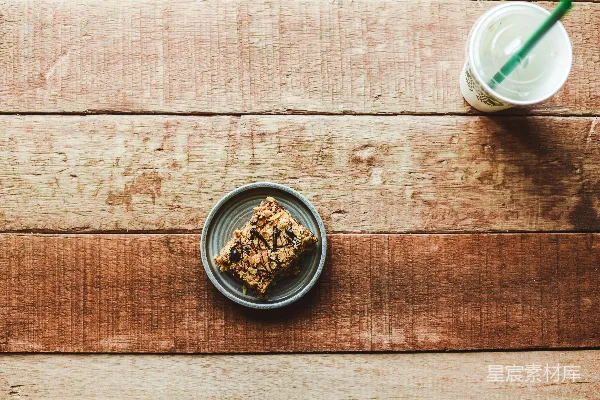 高清摄影 棕色和黑色食物在白色的圆形陶瓷碗中
