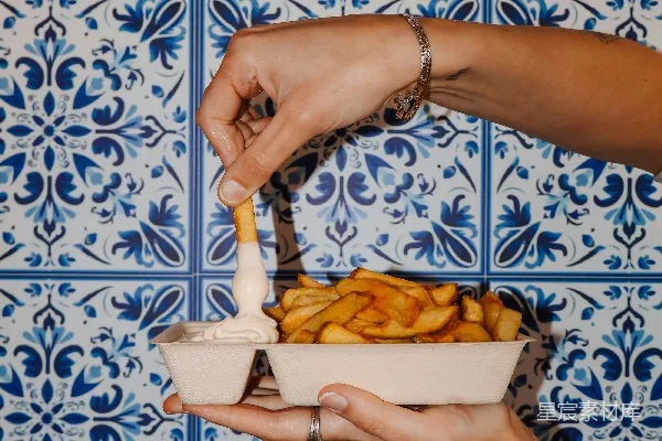 高清摄影 将法式 fries 滴入浓酱中