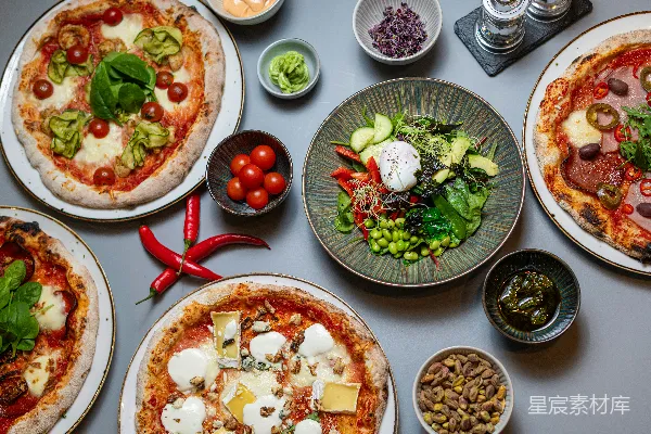 高清摄影 一张桌子上摆满了各种类型的比萨 pizza