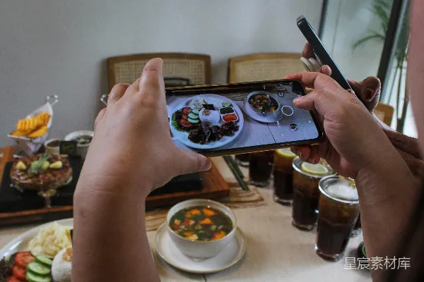 高清摄影 手机上拍食物的人