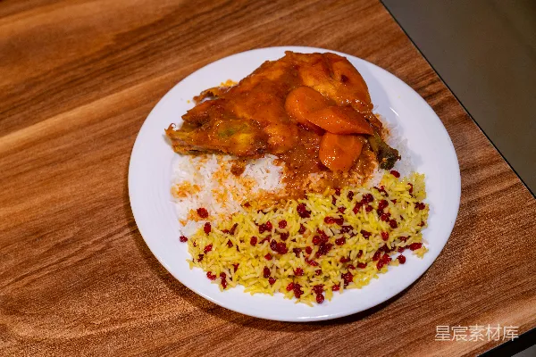 高清摄影 木桌上的盘子里的食物