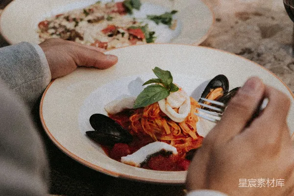 高清摄影 手持不锈钢餐 Fork 和刀，正在白色陶瓷盘上切割红色和绿色蔬菜的人