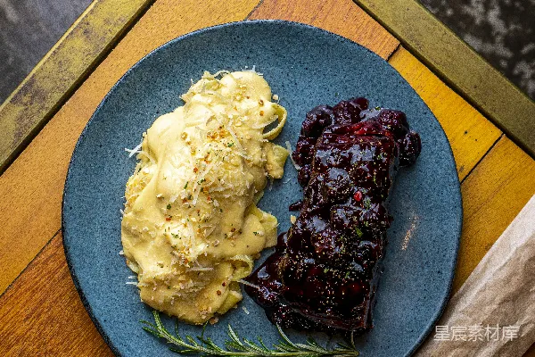 高清摄影 一块蓝 plate 上堆满了肉和土豆泥