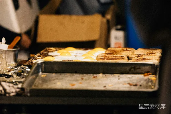 高清摄影 grilled sausages and eggs cooking
