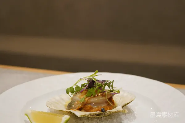 高清摄影 盘子里有一盘食物。