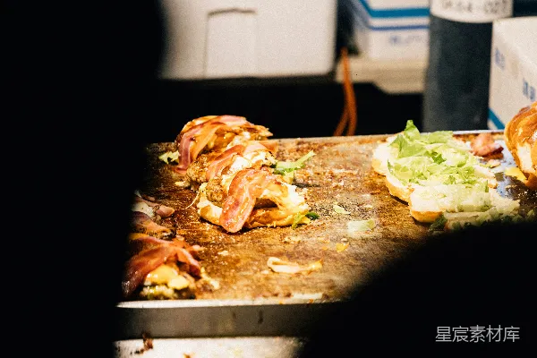 高清摄影 汉堡肉饼在平底锅中烹饪，配有配料。