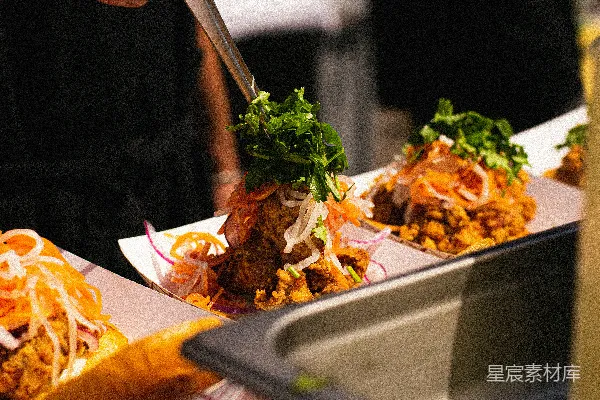 高清摄影 一个人用刀在盘子里切食物