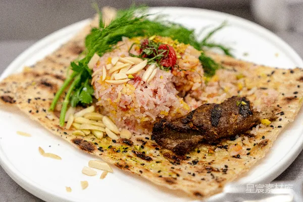高清摄影 以米为主料，搭配肉类和香草的 gourmet 美食