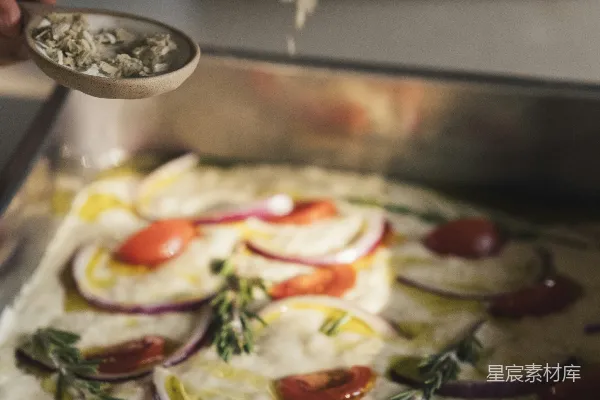 高清摄影 厨师用香草调味法罗卡斯 pizza。
