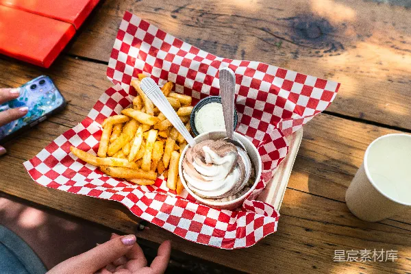 高清摄影 法式 fries 和 冰淇淋 用 棋盘纸 服务