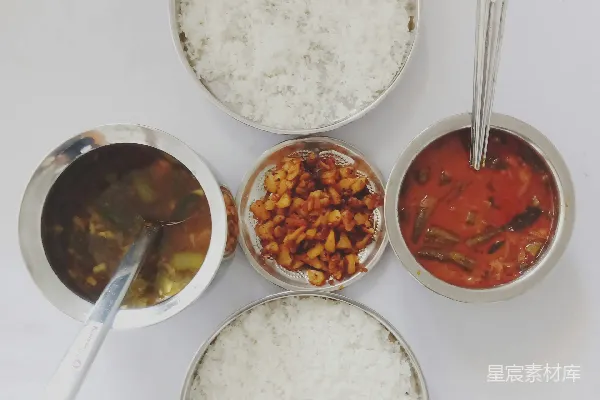 高清摄影 四个碗里的食物排列成一圈
