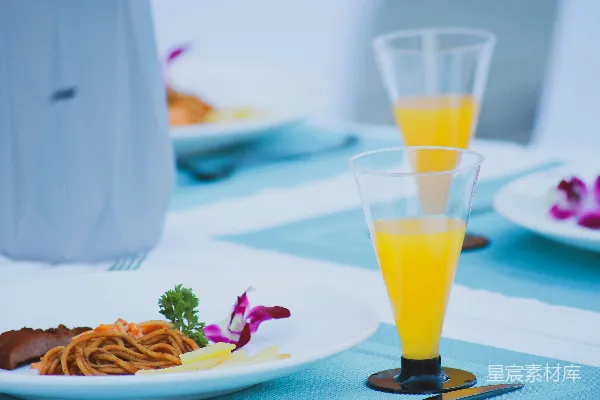 高清摄影 清空一个里面装有黄色液体的酒杯