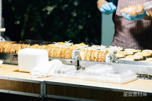 高清摄影 供应商正在户外摊位上准备食物