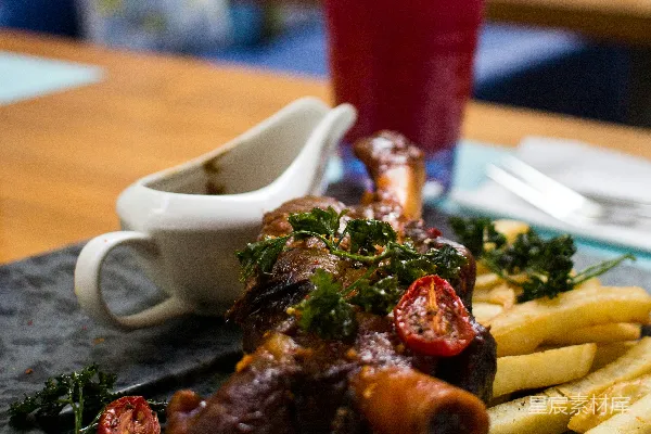 高清摄影 白瓷盘旁有炸薯条，旁边是红色的塑料瓶。