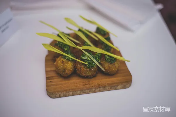 高清摄影 一块木制的砧板上面放着食物，放在桌子上。