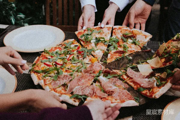 高清摄影 手持披萨的人在白色的陶瓷盘上