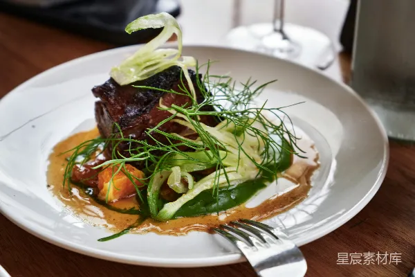 高清摄影 盘中肉和蔬菜的 gourmet 美食。