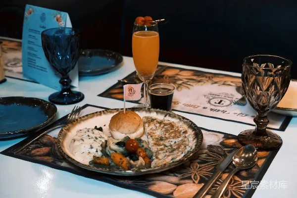 高清摄影 桌子上放着一盘食物和玻璃杯。