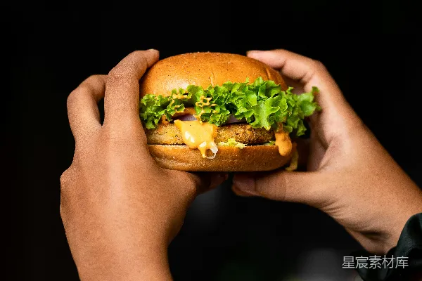 高清摄影 一个手里拿着汉堡的人