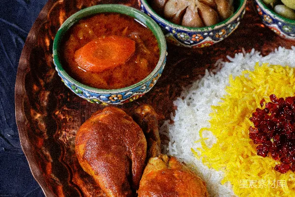 高清摄影 一盘米饭、肉类和橄榄的饭菜