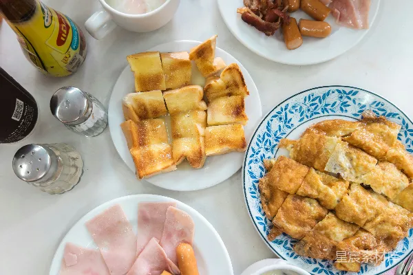高清摄影 一张桌子上摆放着装有食物和饮料的盘子