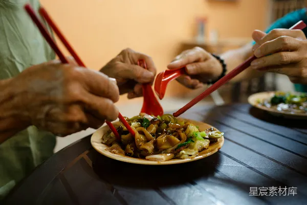 高清摄影 人们用筷子和勺子吃饭。