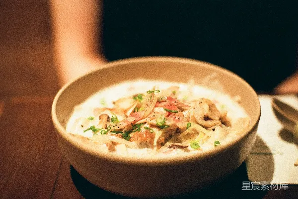 高清摄影 白色陶瓷圆形盘子，盘中配以绿色和棕色的装饰。