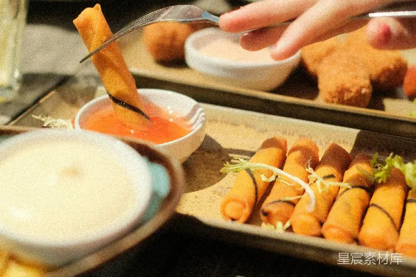 高清摄影 桌子上放着食物。