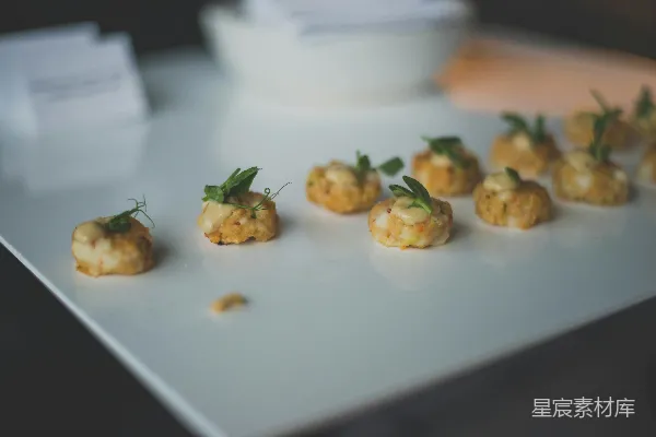 高清摄影 小 appetizers 集中摆放在白色 plates 上