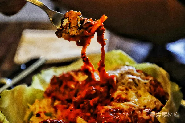 高清摄影 一个手中拿着满满食物的餐具的人