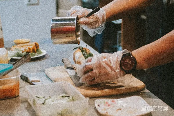 高清摄影 厨房里一个人在砧板上准备食物