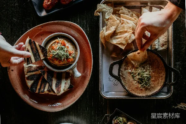 高清摄影 桌上制作食物的人