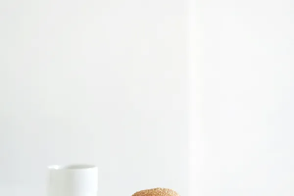 高清摄影 白盘子里放着一个三明治和薯条。