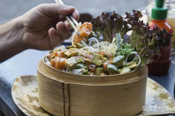 高清摄影 一个人用筷子吃饭