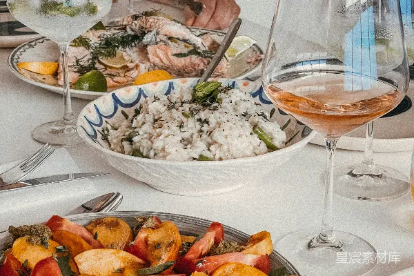 高清摄影 桌上摆满了食物盘和酒杯。