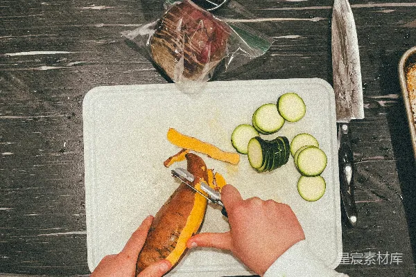 高清摄影 一个人在砧板上切蔬菜