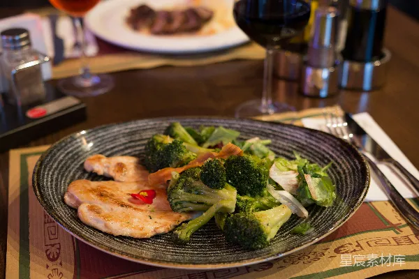 高清摄影 桌子上放着一盘 broccoli 和鸡肉
