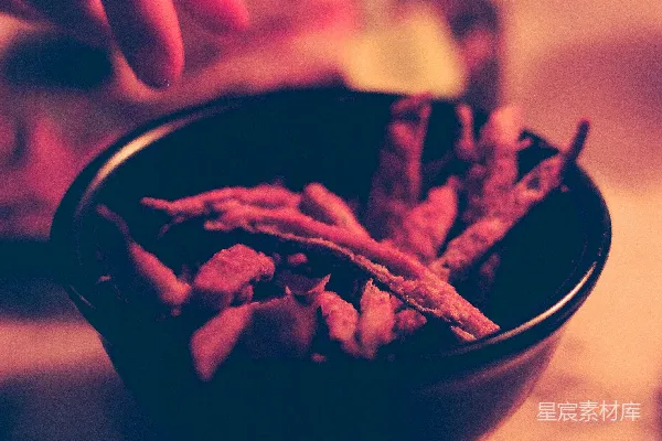 高清摄影 黑碗中伸手拿取酥脆油炸零食。