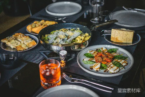 高清摄影 一张桌子上放着装有食物的盘子和啤酒杯