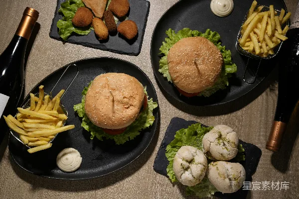 高清摄影 一张桌子上面摆放着装有食物的盘子和一瓶酒