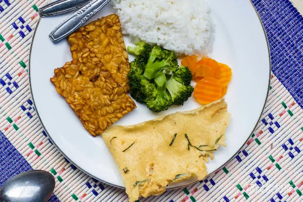 高清摄影 油炸食物放在白色陶瓷盘中