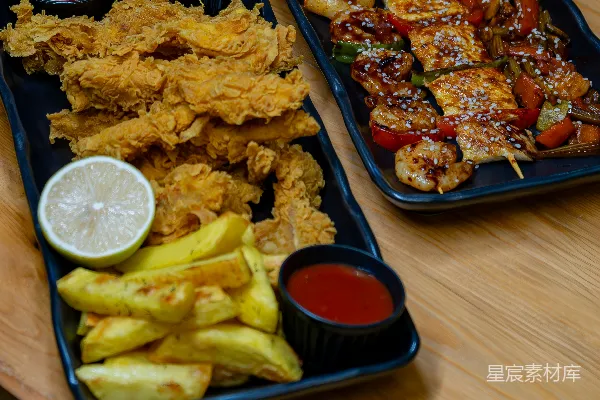 高清摄影 几盘食物放在桌子上