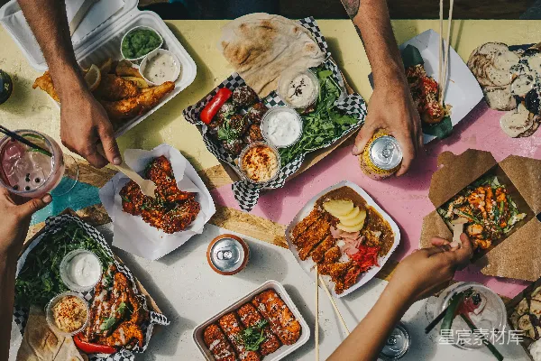 高清摄影 一群人围坐在桌子旁吃饭